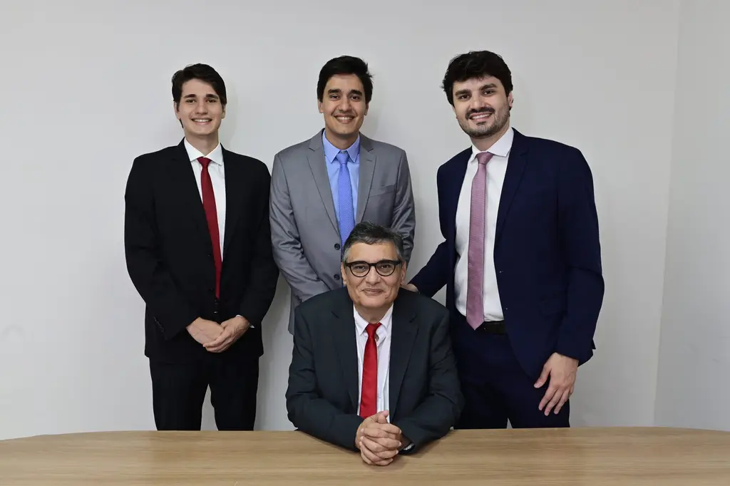 Ubirajara Douglas Vianna, sentado, com os filhos Victor, Vinicius e Vicente, advogados da Advocacia Ubirajara